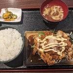 Shanhai Shokufu - 油淋鶏@780 甘酢がちょっと甘すぎる。ご飯山盛りや！