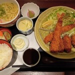 Karaku - 大海老カキフライ定食(味噌汁をミニうどんに変更)
