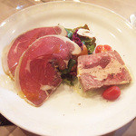 サンク・オ・ピエ - サンク・オ・ピエ ジビエ尽くしのコース2014(6800円)の対馬産イノシシの自家製スモークハムと壱岐産網取り青首鴨のテリーヌ、フォアグラ風味 自家菜園のサラダ添え