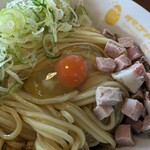 らーめん つけめん 大黒屋KAI - うんうん、綺麗。混ぜたくないな~、ぐちゃぐちゃにしたくないな~、この綺麗なまんま食べ終えちゃうかなぁ~、店主さん的には「良ーく混ぜてからやっちゃってください」なんて言うんだろな。