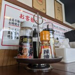 らーめん つけめん 大黒屋KAI - わたしの席から見た調味料たち。