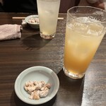 善道 - お通しのナッツからテンション上がります！この日は桃酒のソーダー割