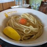 らーめん つけめん 大黒屋KAI - 「レモン・カツオ・煮干しの中から選んでください」って言われ、店主さんオススメのレモンにしてみました。コレ正解だったと思います。店主さんも「レモン良いっしょっ」って言ってます。