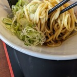 らーめん つけめん 大黒屋KAI - 結構丼鉢の下の方には、醤油味の力強く甘辛い濃厚なタレがいっぱいありますね。チョッとしょっぱいから全部絡めない方が良いかな？