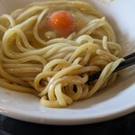 らーめん つけめん 大黒屋KAI - まずは麺だけを1本引きずり出して啜(すす)ってみます。チョッとHな感じしましたが、とっでも美味い麺です！