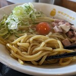 らーめん つけめん 大黒屋KAI - 少しだけ混ぜてみます。下から引きずり出した麺を啜ります。醤油がガツンときます。チョッと驚きの醤油ガツンだわ。麺の下に沈んでるタレを麺にいっぱい絡めていってみます。醤油味の力強く甘辛い濃厚なタレ良いわ！