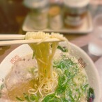 中華そば ますたに - 「来来亭」や「魁力屋」などの背油系京都ラーメンの元祖とも言われるこの店の、中細ストレート麺はスープと見事に調和していた。 一口食べると、その濃厚な味わいが僕の心を虜にした。