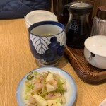 Tonkatsu Fujiyoshi - 熱いお茶に浅漬け。