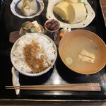 Hachiouji Shokudou Hibi - キャーーーッ！出汁巻玉子定食がやって来たーー！
      
      1,100円税込
      
      お箸がとっても食べやすいのよねんのねん。