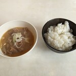 手打ちラーメン 本丸 - もつ煮+半ライス　200円