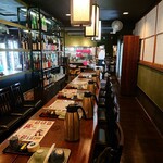 魚々十 - 魚々十 日本橋本店 1人客が通される片側1列を使うテーブル席