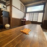 Hachiouji Shokudou Hibi - カウンターは満席でしたので
                        
                        奥の小上がりの座敷へ　掘り炬燵式