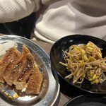 焼肉 朔Jiro - 焼きのハチノスと辛い豆もやしナムル。これ最高です。