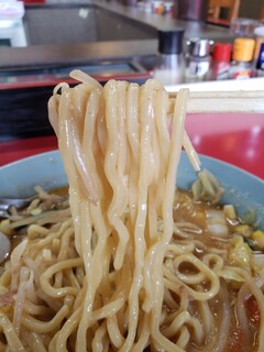 麺屋まる勝かっちゃんラーメン - 麺リフト