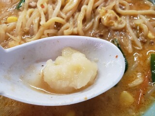 麺屋まる勝かっちゃんラーメン - ニンニク投入