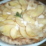 窯右衛門 - リンゴと自家製リコッタチーズのドルチェピッツア   ハチミツを添え。