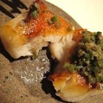 ラール・エ・ラ・マニエール - 高知県室戸の金目鯛 京おくら　オリーブとのみじん切り＋ケイパー。（断面）