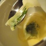 ラール・エ・ラ・マニエール - ・トマトのコンソメ　玉葱とセルバチコ（ワイルド・ルッコラ）のラビオリ(断面）