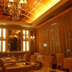 銀座 シェ・トモ - 北側の窓にグラントウキョウサウスタワーが写っています(12階ダイニングにて)。