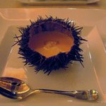 銀座 シェ・トモ - 生ウニの貴婦人風(12階ダイニングにて)。