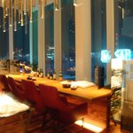 銀座 シェ・トモ - 夜景が綺麗な１１階のバーカウンター。