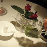 ラール・エ・ラ・マニエール - ハーブ入りの小さなガラスポットから注がれるお湯で膨らむ、蛇玉お手拭き