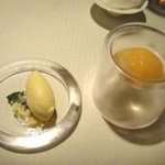 ラール・エ・ラ・マニエール - ローリエに白コショウを利かせたアイスクリーム＆桃のローズマリーソルベ