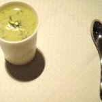 ラール・エ・ラ・マニエール - 京都産 青ピーマンとモロヘイヤ＋牛乳のスープ。　上に岡山県産の山羊のチーズ＋ミント