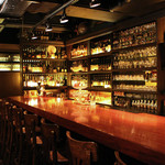 Nosutarujia - お酒やグラスが並べられたカウンター席