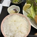 とんかつ 彩かつ - ご飯と小鉢（ご飯は一杯お代わり無料）