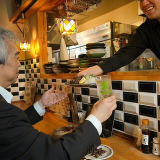 お仕事帰りのサク飲みにピッタリのカウンター席