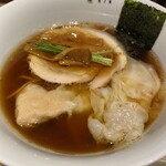 ニッポン ラーメン 凛 トウキョウ - わんたん醤油ラーメン。1700円　わんたん激うま！