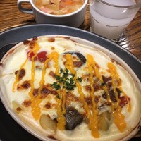 渋谷アチェーゾ - 彩り野菜とミートソース　チェダーチーズのペンネグラタン　1,000円 スープバー・ドリンクバー付き