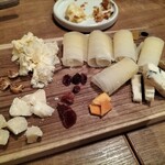 Di PUNTO - ■4種チーズ盛り合わせ　1430 　・ゴルゴンゾーラ・ピカンテ 　・パルミジャーノ・レッジャーノ 　・スプリンツ 　・テット・ド・モアンヌ (別名：ジロールチーズ)
