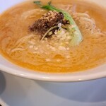 Shouro Mpou Shin - Bラーメンセットの『担々麺』(細麺)…鶏出汁のスープに、練りゴマが沢山溶け込んでます♪✨細麺と平麺選べます。(小籠包も3個セットで¥1060)