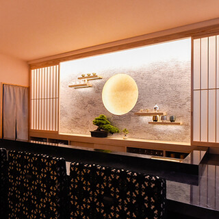 A calm space with an attractive full moon design and Japanese-style interior.