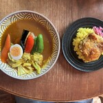 あじとや - 相方さんは「あじとや グリルチキンカレー」にしていました。パリッとしたグリルチキンがイエローライスにのっています♥️