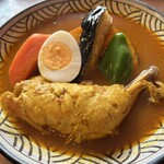 あじとや - 「やわらかチキンカレー」の方は大きなチキンがスープカレー鎮座♥️