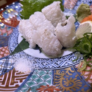 Enjoy our carefully selected conger eel in shabu shabu-shabu, broiled, or sashimi style.