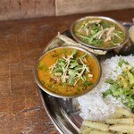 スパイス・ツリー - 鰤と塩麹　ココナッツベースのカレーに塩麹に漬け込まれて臭み無しのブリが煮込まれてて美味い！