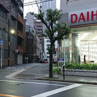 鮨 豊 - ダイハツの横の道を通った奥にビルがあります