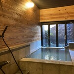 雲仙宮崎旅館 - 白を基調とした露天風呂