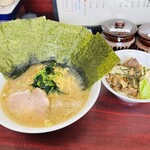 甲子家 - 醤油とんこつラーメン並のり増しとチャーシュー丼。計1,200円。