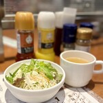 Sentari Ba - セットのスープ（コンソメ？）とサラダ