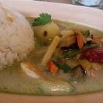 海老、野菜の入ったココナッツグリーンカレー