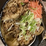 Yakiniku Tabehoudai Kurokawaya - 肉飯。　大きめ玉ねぎがいいアクセント！