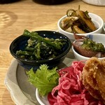 角打ち＋81 カネセ商店 - 苦みのある山菜