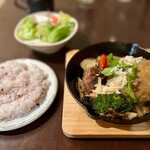 カフェ オフツェ - ハンバーグランチ（ポルチーニ香るチーズクリームソース）
