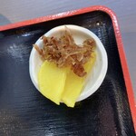Nikusui Tamago Kake Gohan Toyodaya - 鰹の削り節と沢庵漬け