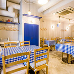 POLI KALA - ギリシャの食堂のイメージの店内